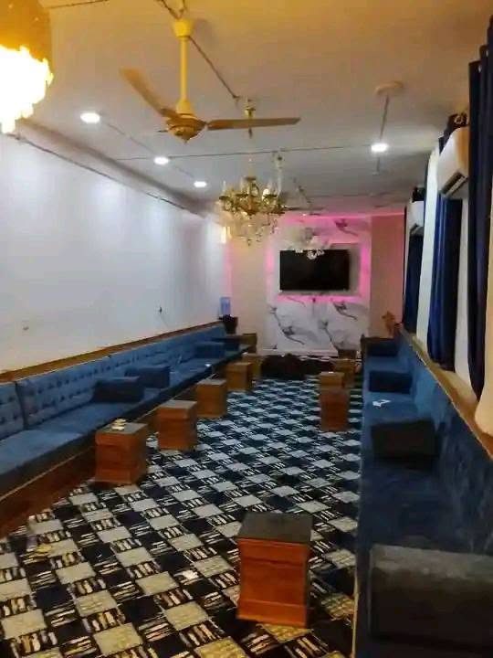 اللهم صل على محمد وال محمد

بيت للبيع
 في حي الاعلام الزراعي  سند 25 مداور اسهم 
التفاصيل
المساحة 314 متر، شارع 10 م خدمات مجاري ومقرنص 
استقبال 13 متر ذو طارمة وباب وصحيات  مستقلة 

3 غرف نوم 4×5 
صالة 8×4 
صالة معيشة اي طعام ودرج
مطبخ يفتح ع الطارمة 4×3.5
حمام داخلي 3 ×2 
صحيات خارجية،
السعر 70 مع  مجال
تفاصيل اكثر مراجعه مكتب الساعي للعقار 
او الاتصال بالارقام التاليه 
***********
***********
***********
عنوان المكتب سايدين حي الشرطه مقابيل اسواق ريتاج 🧿
