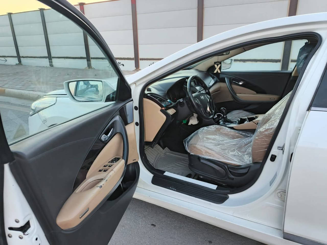 السلام عليكم سياره نوع هونداي ازيرو خليجي موديل 2015بيها مكانات صبغ كلير سياره سته اسلند حساسات تحكم جهتين برده كهربائي خلفيه برده جانبيه ابلدي كير مكينه حداديه خير من الله السياره بسمي تحويل مباشر بيع سريع السعر 100 بيع سريع   العنوان كربلاء رقم الهاتف ***********
