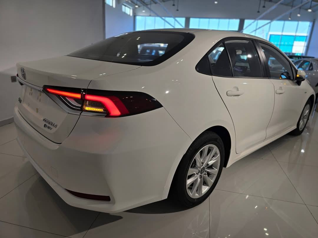 🔥كورلا هايبرد 2025 الشكل الخليجي،  متوفرةعند شركة MiAلتجارة السيارات 🔥
📃 اليكم التفاصيل الآتية 👇🏻

 البيع نقد فقط …

⛔️ زيرو 
⛔️ موديل 2025 الشكل خليجي
⛔️ حجم المحرك 1.8L هايبرد
⛔️ مرتبط بناقل حركة أوتوماتيك 
⛔️ مفتاح التشغيل بصمة 
⛔️ فتحة سقف 
⛔️ مقاعد جلد اسود اصلي
⛔️ دفع ثنائي
⛔️ رادار
⛔️ تحديد المسار
⛔️ لايت زينون
⛔️ دخول بصمة ذكي
⛔️ حجم الاطار 205/55R16
⛔️ ويل كب 16
⛔️ حساسات ضغط الاطارات 
⛔️ اشارة في المرايا الجانبية 
⛔️ المرايا قابلة للطي 
⛔️ عدد AIR BAG 8
⛔️ هاند بريك كهرباء 
⛔️ ا ABS 
⛔️ دشبول شاشة ديجيتال
⛔️ شاشة
⛔️ كاميرا 
⛔️ مثبت السرعة Cruise 
⛔️ تحكم مقود
⛔️ ا Bluetooth    
⛔️ مخرج منفذ الطاقة 
⛔️ فحص نظام السيارة 
⛔️ تتسع المقصورة ل 5 ركاب
⛔️ مثبت مقعد الأطفال ISOFIX 
⛔️ تبريد شاشة 
⛔️ قطعتين تبريد  
⛔️ أوتو هولد Auto Hold  
⛔️ نظام مانع الانزلاق 
⛔️ حاملات الأكواب
⛔️ تطعيم الدواخل ألمنيوم 
 سعر البيع 24,500,000د.ع فقط  لا غير شامل مبلغ الدلاليه 

كلفه الترقيم بأسم المشتري مع نقل الملكية ٣٠٠ الف فقط تدفع في موقع التسجيل  
الموقع. 🚩 بغداد عويريج قرب مخابز باب الاغا 

لمزيد من المعلومات اتصل *********** 
واتساب***********
