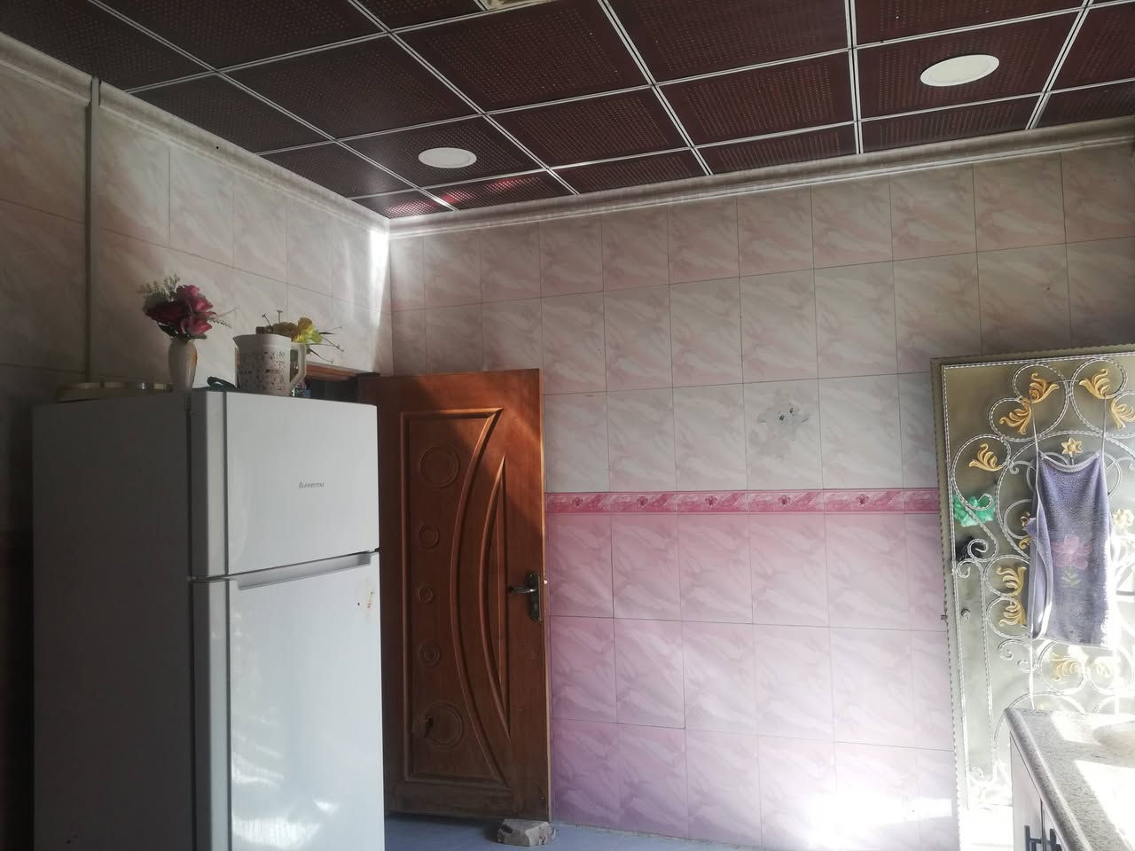 السلام عليكم بيت للبيع 100متر واجهة حي الإمام الصادق الثانية الجتة قرب مدرسة المجد خدمات كاملة الاتصال على الرقم ***********
