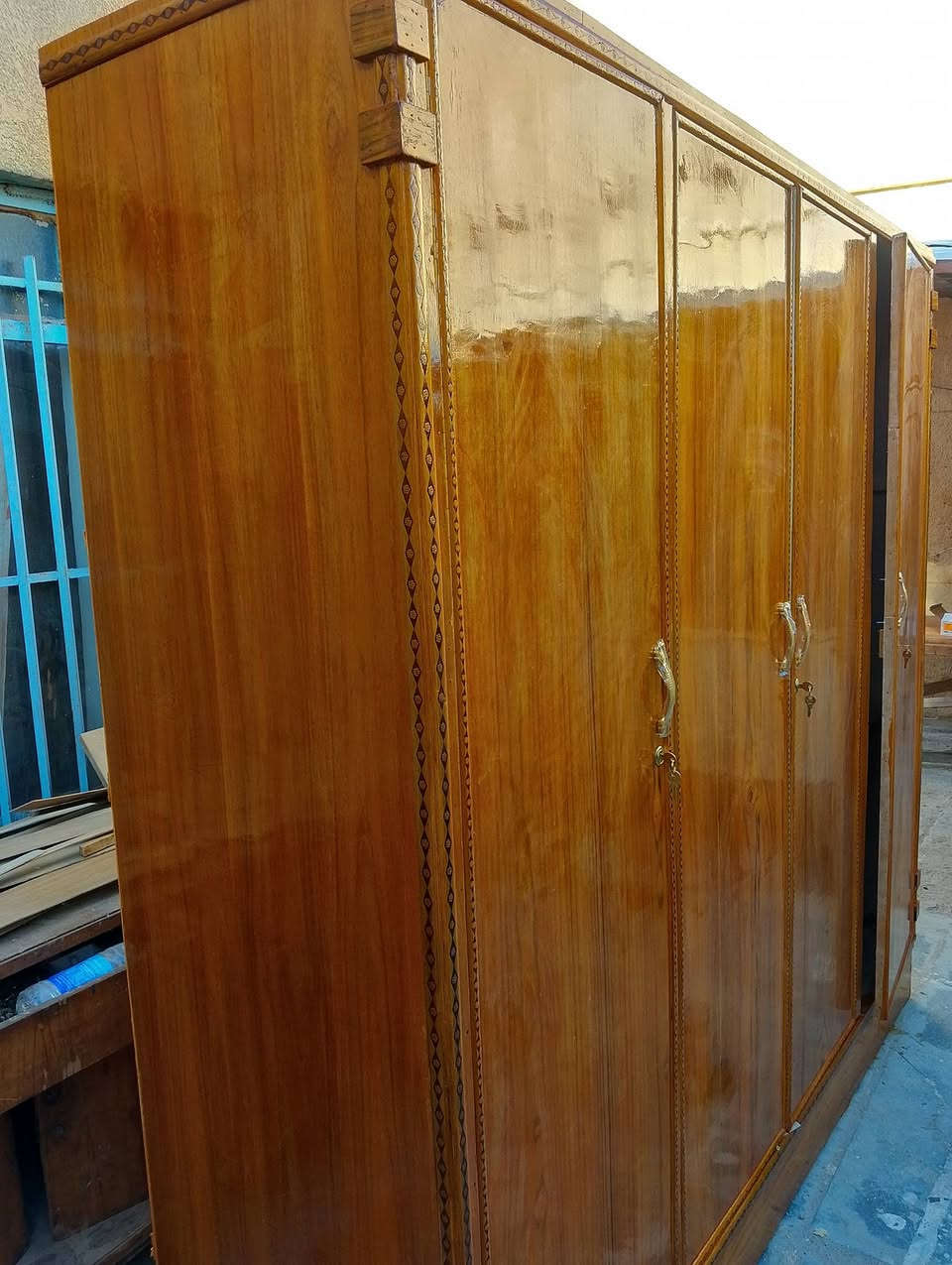 سلام عليكم كناتير للبيع تسكام شغلنا 
1كنتور 4ابواب 
2كنتور بابين عدد2
3بوفيه متر في متر وعشرين مال بيت ديوانيه مال دلال أهل المظايف التواصل عل رقم ***********السعر خاص
