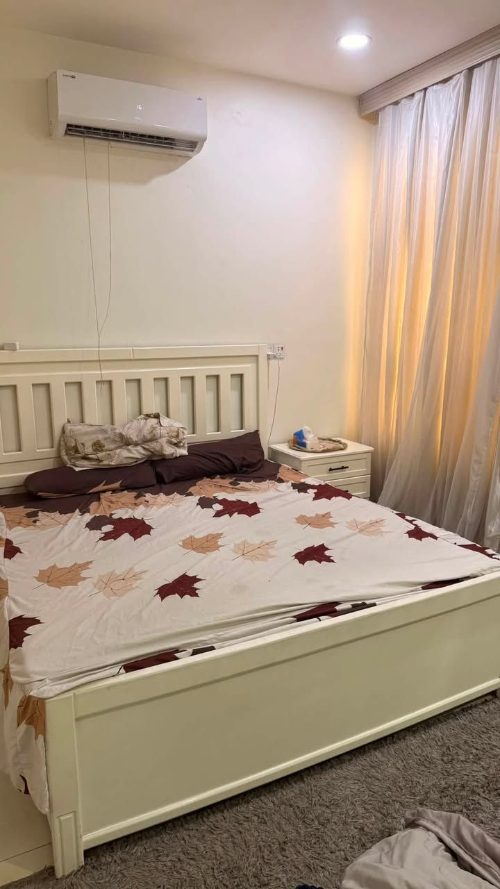 غرفة نوم صاج عراقي تصميم تركي نظيفة استخدام قليل لون ابيض كنتور ٦ بيبان مع جربايه وكومديات ثنين و ميز تواليت ومراية عامودية لغرفة ضخمة وجديدة وهاي كدامكم صور محلات لأثاث يبيعوها ب٣ واكثر .. للبيع مليونين ونص واذا شراي تدلل اتساهلك بشي بسيط مكاني الشعب يم المحكمة علماً انو سبب تنزيل السعر فقط شخوط بسيطة بالميز تواليت واكو صورتهن بالبوست غيرها لغرفه ولا غلطة


**إذا كنت صاحب هذا الإعلان وتريد حذفه لأي سبب، رجاءا أرسل رسالة إلى الدعم الفني**