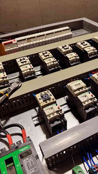 ..🥀 اللهم صل على محمد وال محمد 🥀 ..

|| ابداع جديد من مجموعة #سمارت_برو smartpro ||

تم وبفضل الله اكمال بورد صناعي ATS للسيطرة على عدة ماطورات وبأستخدام أجود الماركات العالمية 😍😍.

💥 حجم البورد : 80cm * 120cm .
💥 الماركة المستخدمة : شنايدر جان الها الحجي بالبورد استاذي 😎✅ كونتكترات واوفرلودات وقواطع وكلشي 🌚 .

📞 إذا عندك اي استفسار راسلني ع الخاص أو اتصل مباشرة واني بخدمتك : ***********

#العراق #كربلاء #كهرباء #تصاميم #بوردات #ATS #فن
#اكسبلور #تأسيسات #كهربجي
