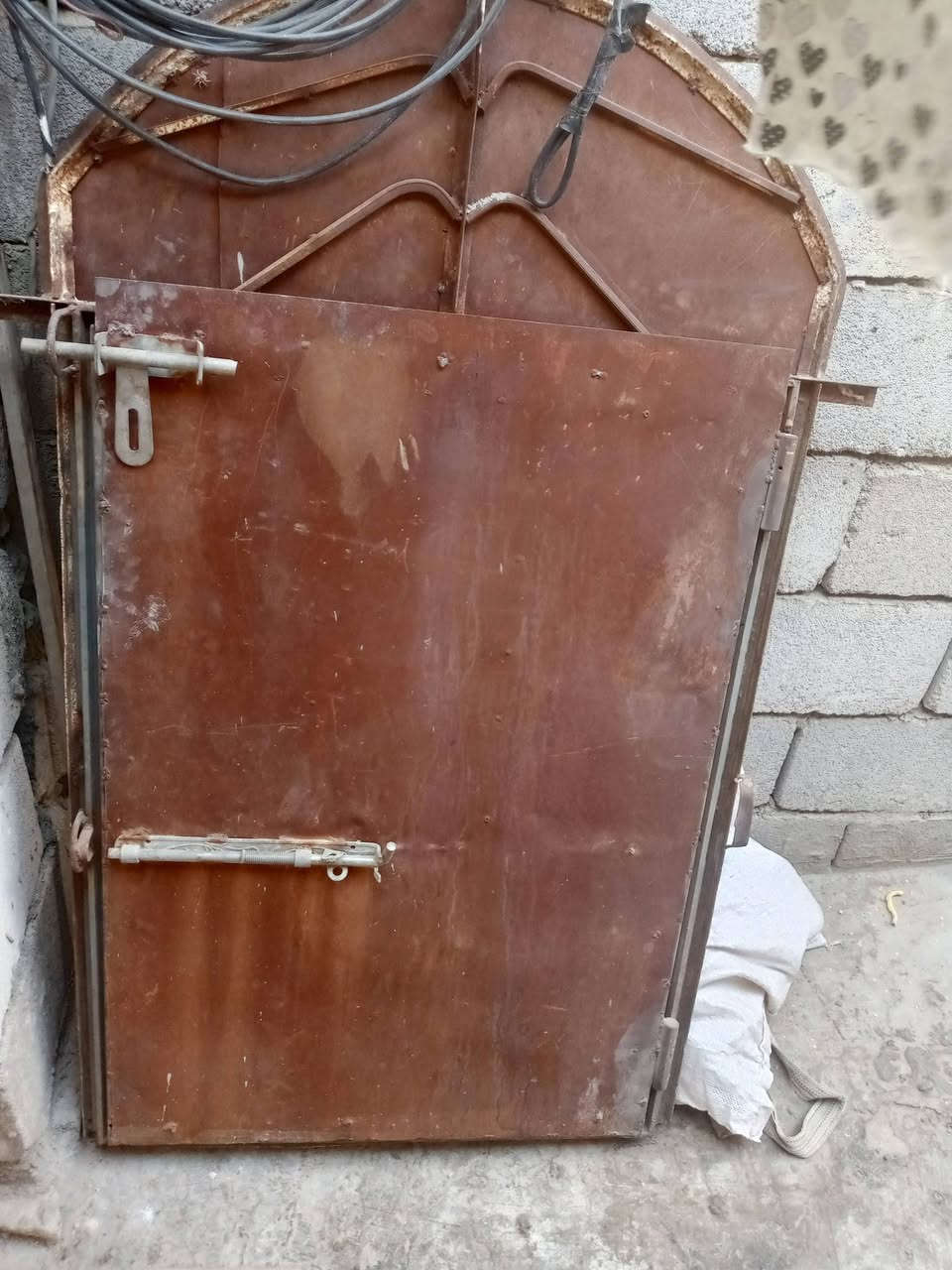 باب حديد للبيع قياس الطول 135والعرض77 للشراي واتساب على الرقم ***********
