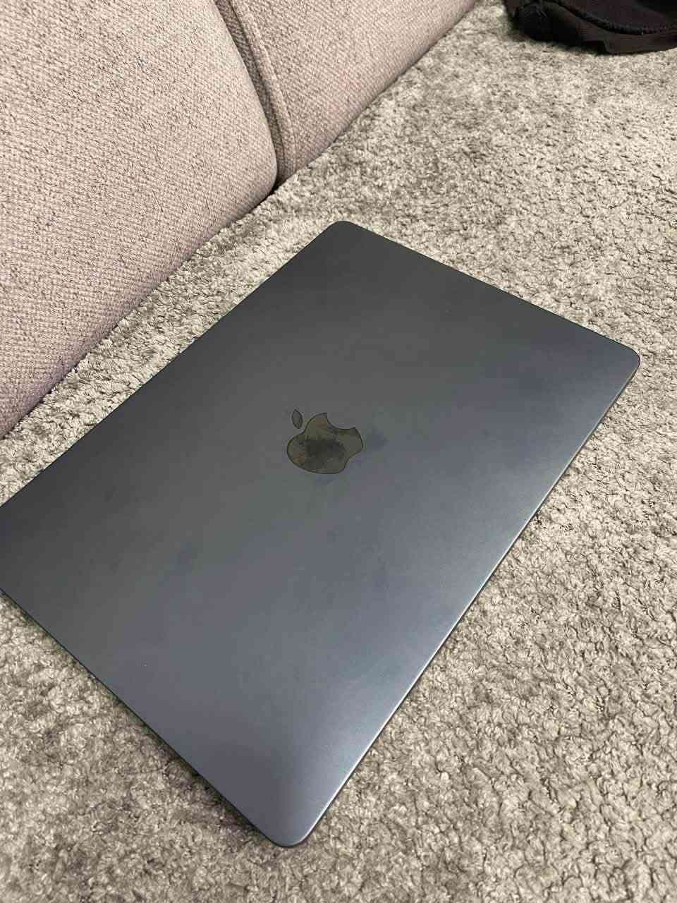 Apple MacBook Air 13-inch
💻 الموديل: Apple MacBook Air 13-inch
⚡ المعالج: M4
🧠 الرام: 16GB
💾 السعة: 512GB SSD

🔋 البطارية: 97%
🔄 عدد دورات الشحن: 132

📦 المحتويات:
• كيبل شحن فقط (MagSafe 3)
❌ بدون رأس شاحن

🔌 يعمل على أي شاحن يدعم الشحن السريع بجهد 19 فولت (مثل شاومي أو غيره، المهم مكتوب 19V على الشاحن).

💰 السعر: 1000$ دولار
📞 الهاتف: ***********

نظافة الجهاز 100/100 ويعمل بكفاءة عالية، البيع للجادين فقط
