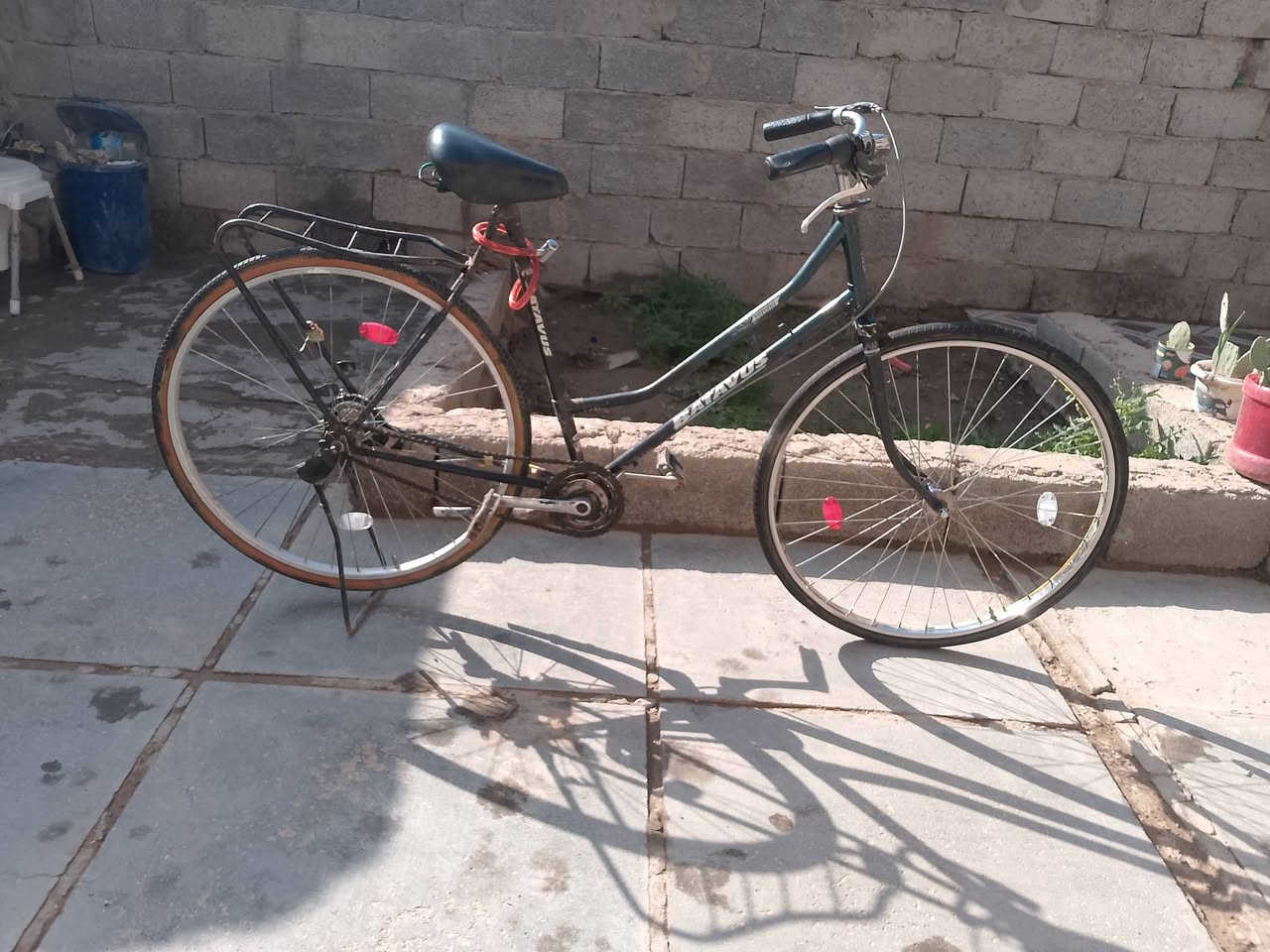 سلام عليكم شباب
بايسكل بناتي للبيع حجم 28 
مكاني كوت حي الجهاد السعر
55 وبي مجال رقمي ***********
