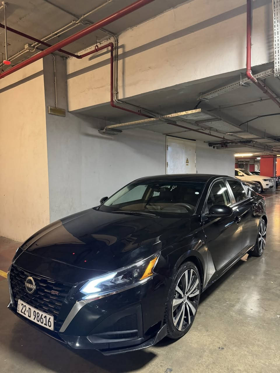 نيسان التيما موديل ٢٠٢٢ SR فول مواصفات عدا الفتحة كشنات جلد والباقي معروفه مواصفاتها بيها ٣ قطع جاملغ وبنيد وجاملغ الوره من جهة الراكب كلهن مابيها دواخل ولا شاصي ماشيه ٦٨ الف كيلو كيلو مو ميل السعر ١٤٥ وبيها مجال للشراي
