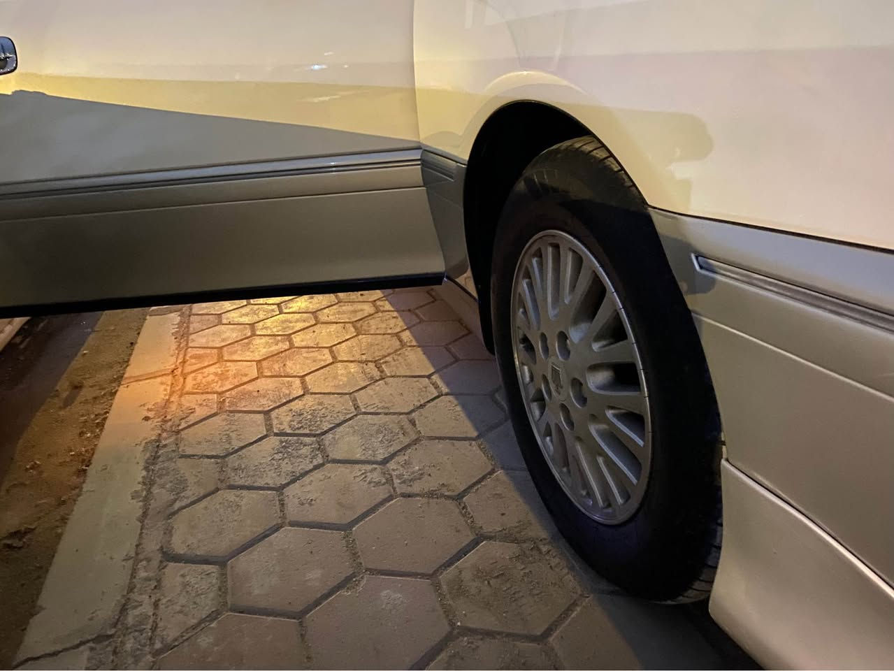 سلام عليكم 
جنون موديل 2001 لون لؤلؤي محزم رقم بصره بسمي 
سياره كفاله عامه فقط الباب خلفي اليوم تعرض حادث وعلى وضعه مثل ما بين بالصوره رقم التلفون *********** البصرة, العراق
