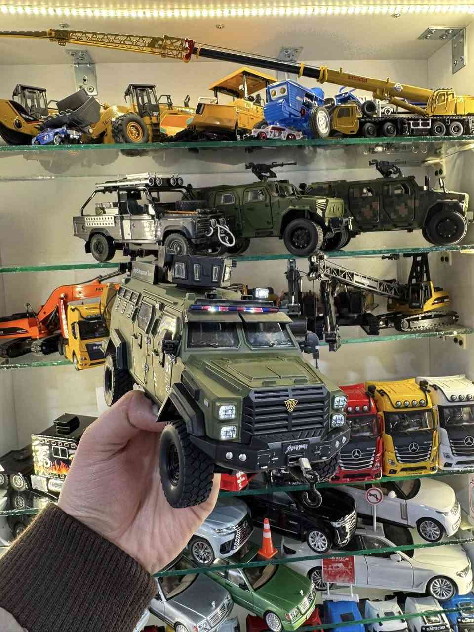 Die-Cast Armored SWAT Vehicle Toy–Rapid Response
size:1.24   23cm
Sound light -off-road
brand: LOVEPOSELY
since:2000
whatsapp:7504053762
لعبة مركبة SWAT المدرعة المصبوبة بالمعدن – نموذج شاحنة عسكرية مع ضوء وصوت، حركة سحب للخلف، أبواب قابلة للفتح
توصيل كل محافظات العراق
