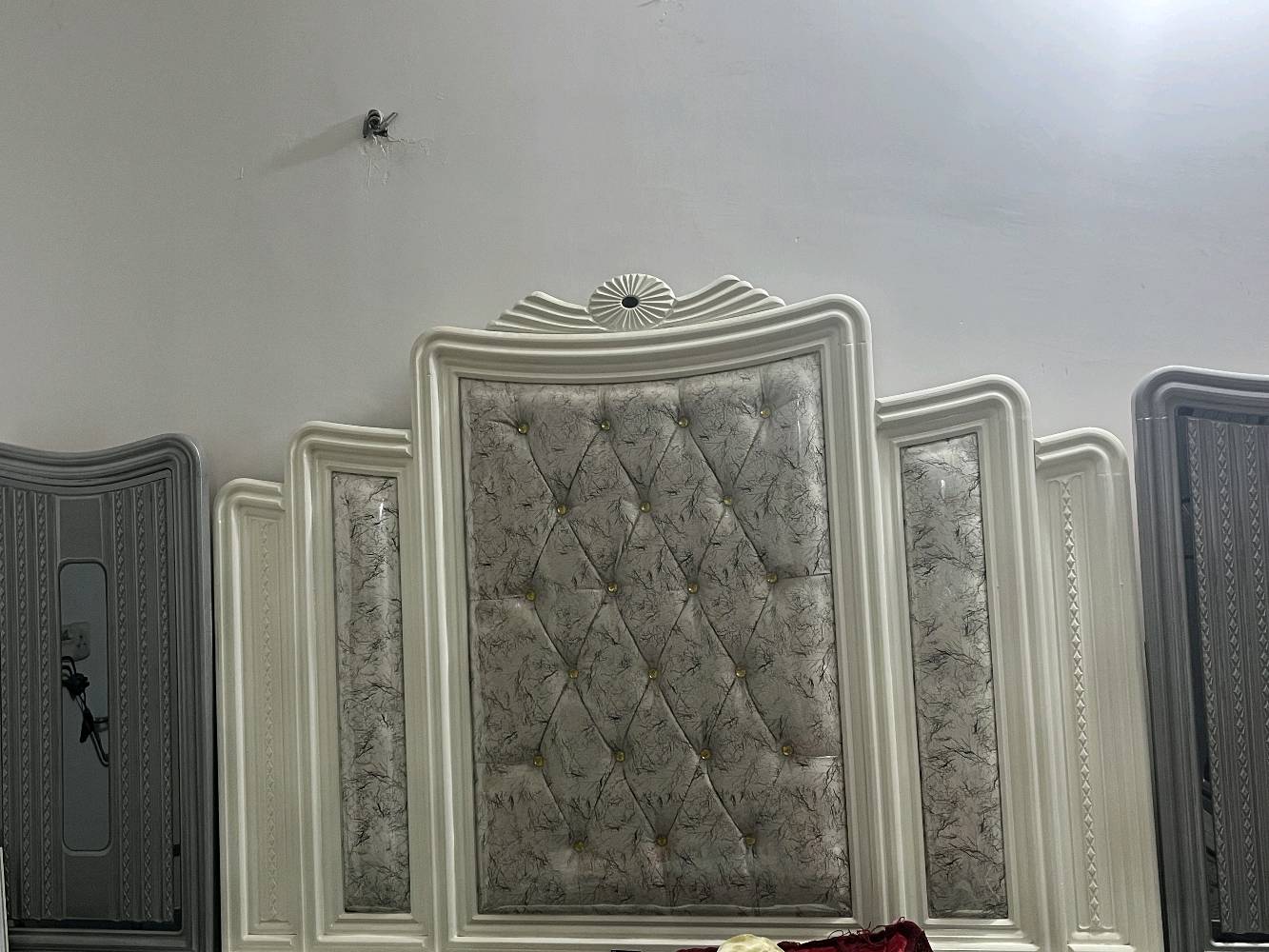 غرفه تركيه اخشاب عراقي جديده صارلي 4 اشهر من اشتريته واريد ابيعه 