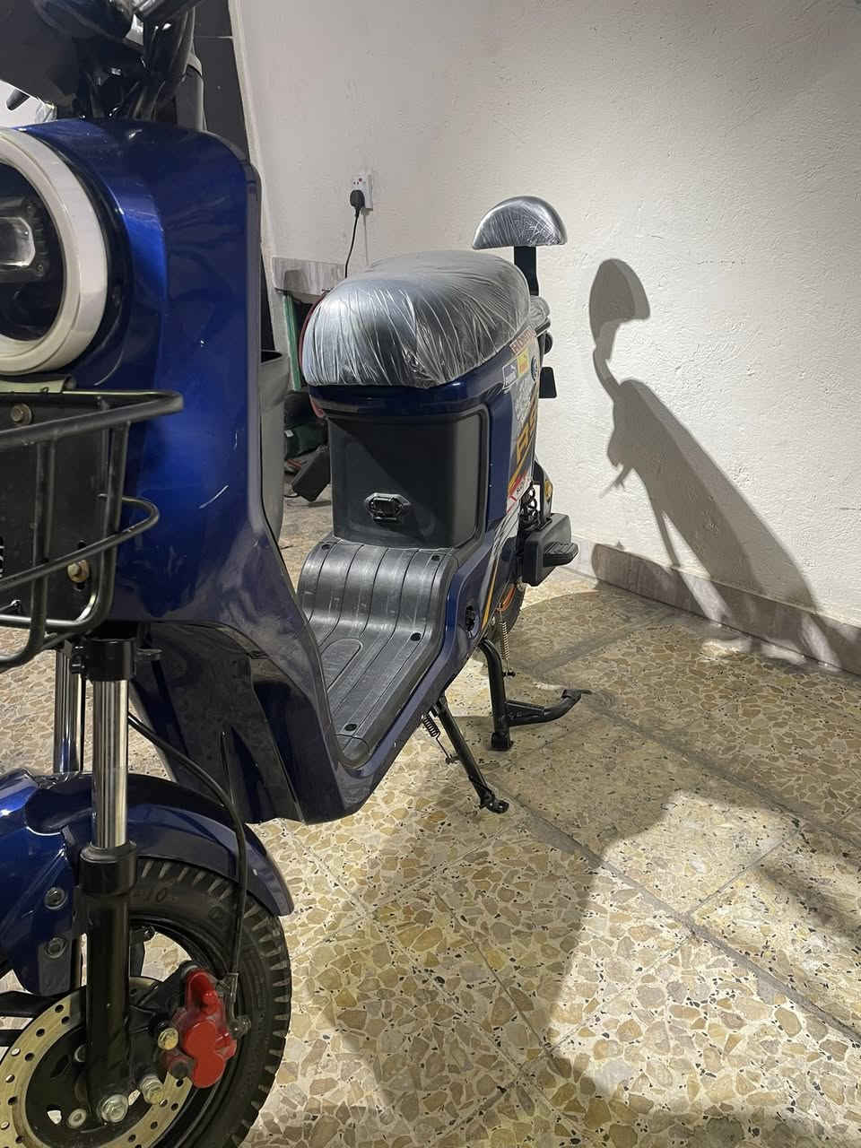 السلام عليكم دراجه R9
اشارة يمنة يسرة + دبل اشارة
هورن
لد عالي ناصي
بيهة 3سرعات 
بطاريات 5 + ملف2000حقيقي
الدراجه طياره من تمشي  ما شاء الله
شاشة ايباد ذكية تحدد العطل بالشاشة
تايرات جوبلس تايرات جدد
بريكات دهن عنبار البريك بالمكان بيهة تشغيل بصمة عن بعد 
الدراجه كلش نضيفه 
السعر 400 مكان بغداد الامين الثانيه ***********
