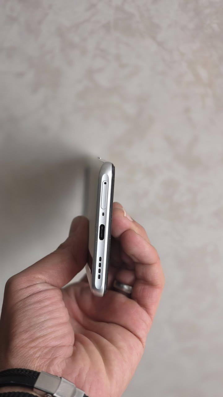 السلام عليكم
تلفون ريلمي جي تي نيو 5G 
الذاكره 1تيره 
البطاريه 5000
الرام 16 كيكا 
المعالج سناب دراكون 8 Gen1
النظافه فول غراض كامله شاحنه الاصليه +كارتون . السعر 350 بي مجال بسيط عنوان حي البكر ***********
