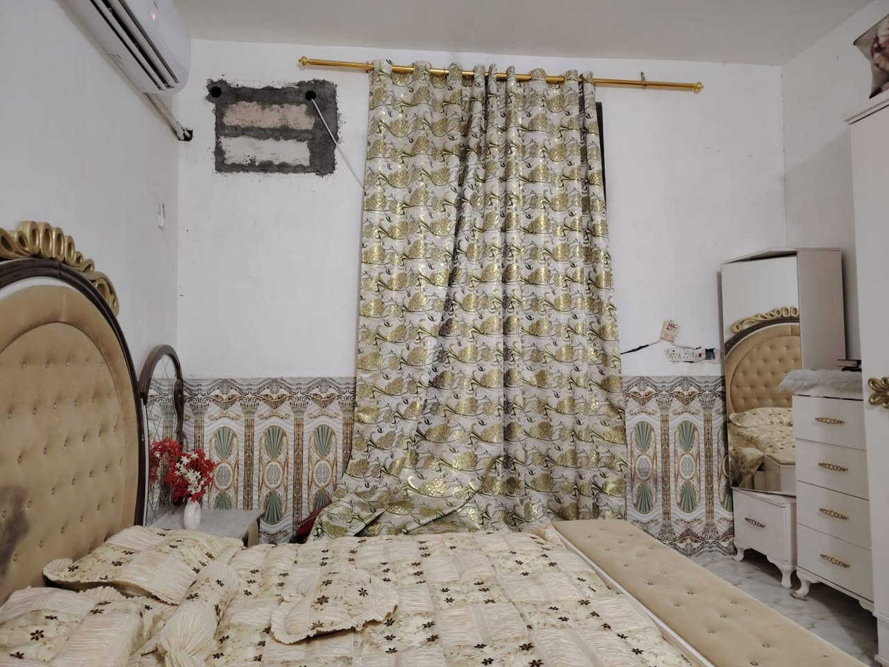 السلام عليكم طابو للبيع 125م الطابق الارضي ستقبال مطبخ صاله غرفه صحيات خارجيه حمام داخلي الطابق الثاني غرفتين وصاله ايضا يوجد برج انترنت فوق البيت كافة الخدمات متوفره  العنوان طريق المشايه فرع صيدلية صحتي
للاستفسار الاتصال على ***********
