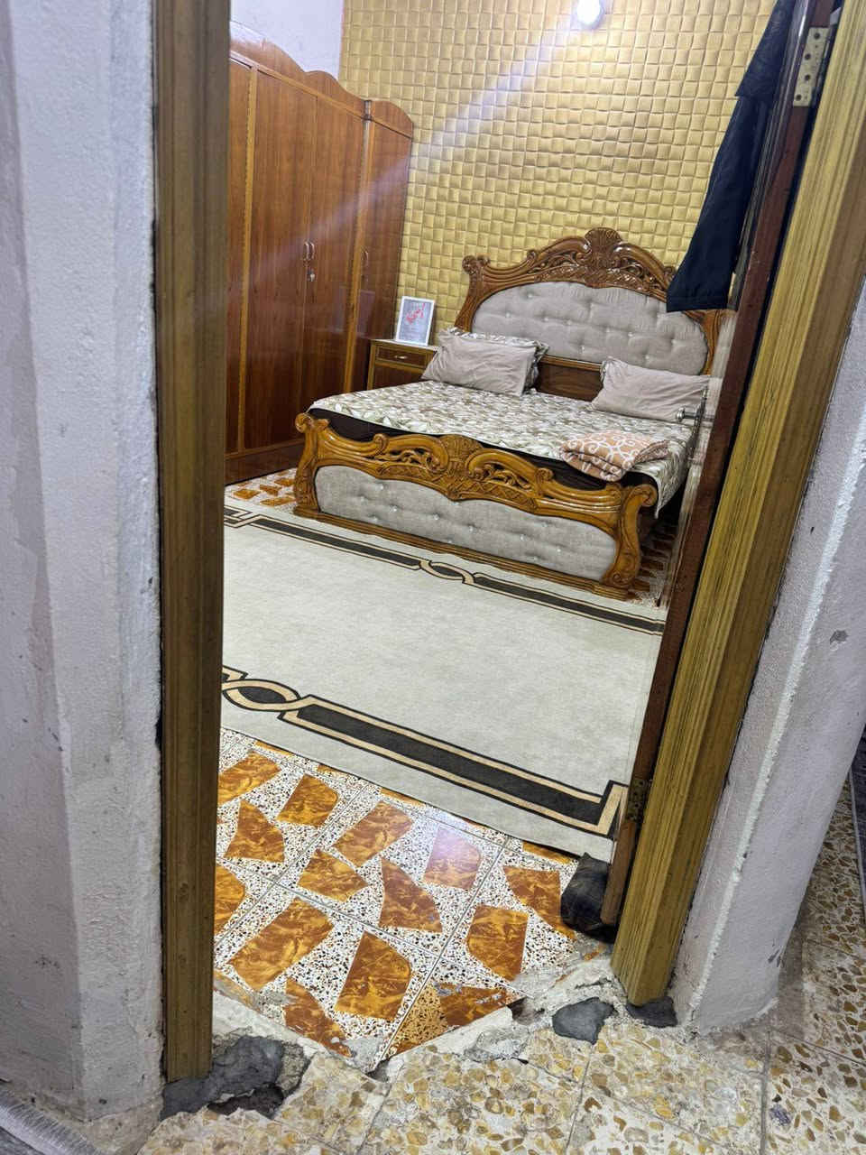 🏠 من المالك مباشرة.. منزل للبيع في أرقى مواقع حي الشهداء 🏠
بدون عمولة دلالية | تحويل مباشر من صاحب الملك
​هل تبحث عن منزل يجمع بين الموقع الاستراتيجي والهدوء التام؟ نوفر لك فرصة شراء مباشرة من المالك دون أي وسطاء، في قلب حي الشهداء.
​📍 الموقع والخدمات
​يقع المنزل في حي الشهداء (جهة حي المعلمين الجديد)، ويتميز بـ:
​موقع قريب: جداً من شارع 15 الرئيسي.
​بيئة متكاملة: محاط بمجموعة من المدارس المتميزة وكافة الخدمات والأسواق.
​🏗️ تفاصيل العقار
​المساحة: 140 متر مربع.،طابق ونص بي غرفتين 
​نوع البناء: طابق ونصف (تصميم عملي ومريح).
​الملكية: طابو صرف (تحويل ملكية فوري).
​✨ مميزات السكن
​هدوء وخصوصية: المنطقة سكنية بامتياز ومناسبة جداً للعوائل.
​توفير في التكاليف: البيع من المالك مباشرة يعني عدم وجود أي عمولات إضافية للمكاتب العقارية.
​استثمار ناجح: المنطقة في تطور مستمر مما يضمن قيمة عقارك مستقبلاً.
​💰 السعر 110 وبي مجال
​السعر يُحدد عند التواصل. المعاينة متاحة للعائلات الجادة فقط.
​📱 يرجى التواصل عبر الواتساب حصراً (الخط مغلق حالياً):
👉 [***********]
​🚀 الفرصة أمامك الآن لامتلاك منزلك الجديد دون وسيط!
​#عقارات #من_المالك_مباشرة #حي_الشهداء #بدون_عمولة #بيت_للبيع #طابو_صرف #عقارات_ميسان
