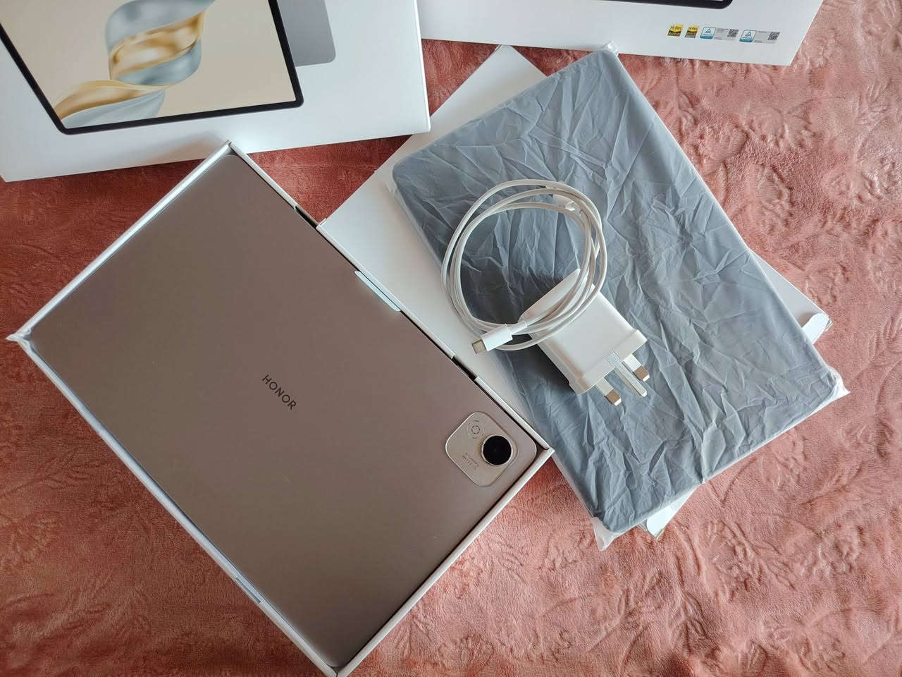 السلام عليكم شباب، جهاز Honor Pad X9a للبيع، الجهاز بحالة الوكالة (جديد كلش ونظيف جداً وأخو الجديد)، استخدام خفيف وبدون أي زلغ أو شخط.

​💡 أهم مواصفات الجهاز:
​📱 الشاشة: شاشة ضخمة بحجم 11.5 بوصة بدقة فائقة 2.5K وتردد 120 هرتز (تدعم مليار لون) لتجربة سلاسة خرافية في التصفح والألعاب.
​🧠 المعالج: معالج قوي من كوالكوم Snapdragon 685 بدقة تصنيع 6 نانومتر، أداء سريع وموفر جداً للطاقة.
​💾 الذاكرة العشوائية (RAM): سعة 8 جيجابايت لفتح تطبيقات متعددة بدون أي تعليق.
​📂 ذاكرة التخزين: سعة 128 جيجابايت تتسع لكل ملفاتك وألعابك.
​🔋 البطارية: بطارية ضخمة جداً بسعة 8300 مللي أمبير تدوم معك طوال اليوم، مع دعم الشحن السريع بقوة 35 واط.
​🔊 الصوت: مزود بـ 4 سماعات ستيريو لتقديم تجربة صوتية محيطية ونقية.
​🎬 النظام: يعمل بنظام أندرويد 15 الحديث مع واجهة هونر المتطورة MagicOS 9.
​📸 الكاميرا: خلفية بدقة 8 ميجابكسل وأمامية بدقة 5 ميجابكسل (تصوير فيديو بدقة Full HD).
​✨ التصميم الخارجي: جسم معدني بالكامل باللون الرمادي الفخم، بنحافة فائقة (6.8 ملم فقط) ووزن خفيف (475 غرام).
​🔒 الأمان: يدعم ميزة فتح القفل بالوجه (Face Unlock).
​💰 السعر المطلوب: 255 وبيه مجال قليل
📍 الموقع: (ميسان / العمارة / القادسية)
📞 للتواصل والاستفسار: (***********)موجود واتساب أو خاص
