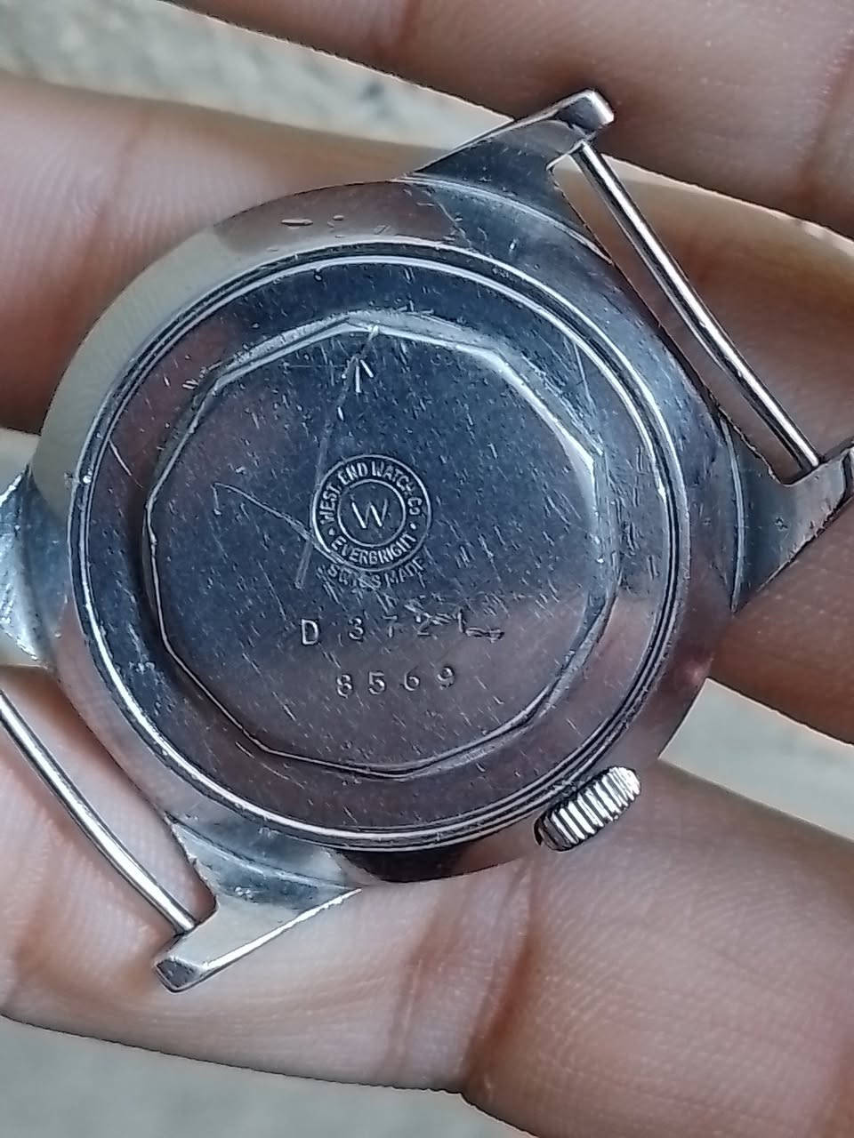 سلام عليكم للبيع ساعة وست اند انتاج (1940) ساعة قديمة شغالة وقت مضبوط جميلة جدا سعر ١٠٠ الف بيها مجال بسيط للشراي [ملاحظة:سير مستبدل] واتساب 
***********.
