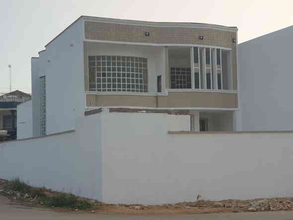 بسم الله
للبيع دار طابو صرف(ركنين) في حي الرفاق 
الدار وجه قبله مجاور مسجد الرشيد 
يتكون الدار من طابقين 
الطابق الأول 
غرفتين( 4×5)
ديوان (4×7)
صاله +مطبخ (4×5)+مجمع صحيات داخل خارج 
ارضيه الدار بورسلين +كراج +حديقة 
الطابق الثاني 
غرفتين +صاله+مجمع صحيات 
ملاحظة/الدار زيرو 
المساحة(350)متر 
السعر على الخاص 
مكتب عقارات الصفا الانبار قضاء حديثة 
الحي العسكري قرب منفذ النواعير او محمد بلنص 
الاستفسار ⤵️
(***********)
(***********)
