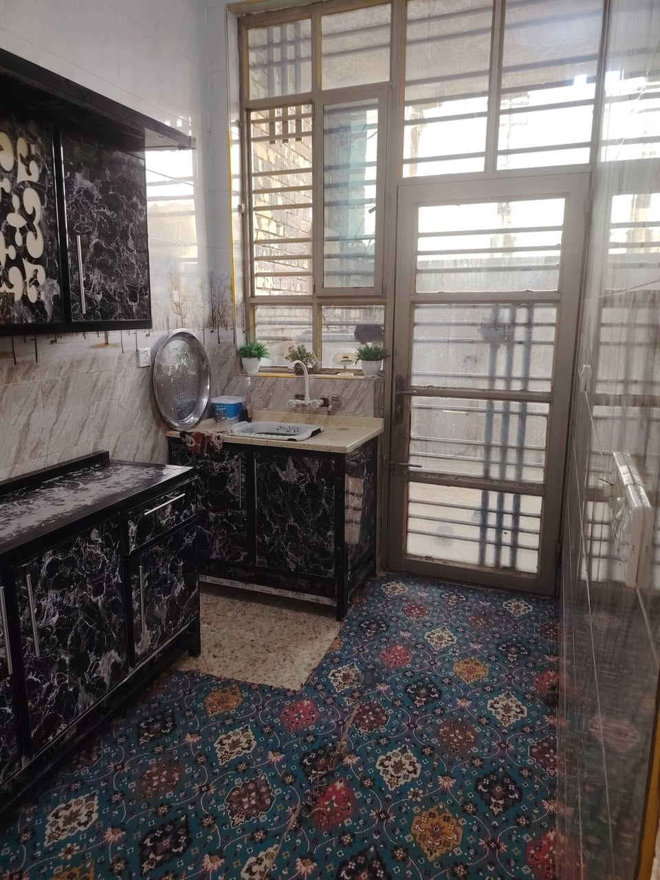 سلام عليكم هاذ البيت للبيع مساحته 120 متر طابق واحد كامل واجهة 6متر نزال 20متر على عن الشارع خدمات المنطقه كامله لبيت عدد غرف نوم 2 وصال وستقبال ومطبخ وترك عدد 2 وحمامات عدد2 السعر 85ملون وبي مجال ولستفسار أكثر تصل على رقم *********** الموقع الظباط الثاني قرب ساحت هاني
