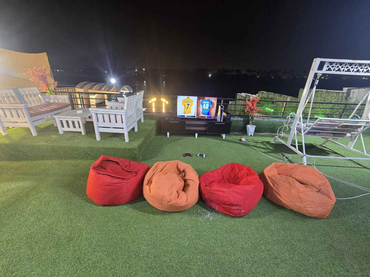 السلام عليكم 
يتوفر حجز يوم الخميس والجمعه مسبح بارد 
زعفرانيه قرب كراده ع نهر دجله مقابيل بعيثه موثقه بل تطبيق اجرلي 
***********
