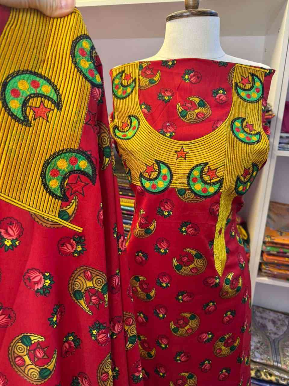 ترند المخور لرمضان 2026😍

مخور خاامه كريب مشغول تطريز الصدر واليد مكينة تطريز متوفر موديلين ....

بدووووون شال

غيييير مخيط

حجم قطعة الام 4 متر 
البنت عرض متر  والطول 130

التجهيز يكون مشكل 

سعر درزن الام 🛑 170 ألف🛑

سعر درزن البنت🛑 145ألف 🛑


**إذا كنت صاحب هذا الإعلان وتريد حذفه لأي سبب، رجاءا أرسل رسالة إلى الدعم الفني**