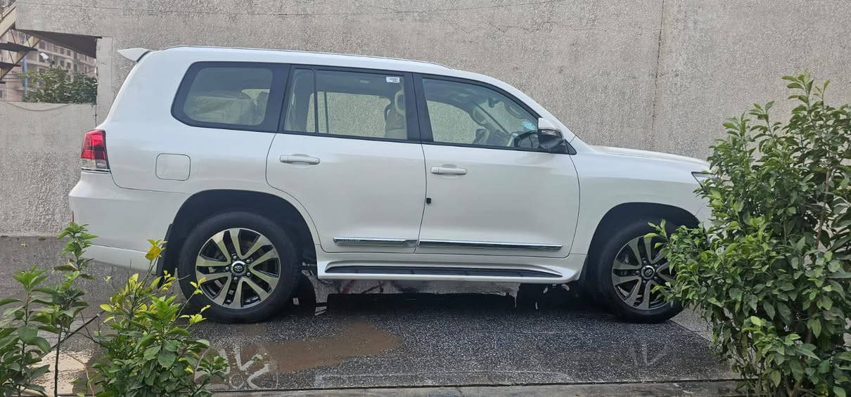 السلام عليكم للبيع لاندكروز ٢٠١٧
١. فتحه 
٢. ⁠بصمه 
٣. ⁠كرسي كهرباء 
٤. ⁠تبريد ٣ قطع 
٥. ⁠فور ويل 
٦. ⁠وضعيات قياده 
٧. ⁠مري شفط 
٨. ⁠لايت زنون 
السياره بيها هواي مواصفات مكانها بغداد الغزاليه مقابل المجمع الاسويسري 
ملاحظه قبل الاتصال بيها صبغ جاملغ امامي والباب فقط بدون دواخل السعر ٤٤ الف وبيها شي بسيط للاتصال ‭٠٧٧١ ٤٤٠ ٥٥٣١
