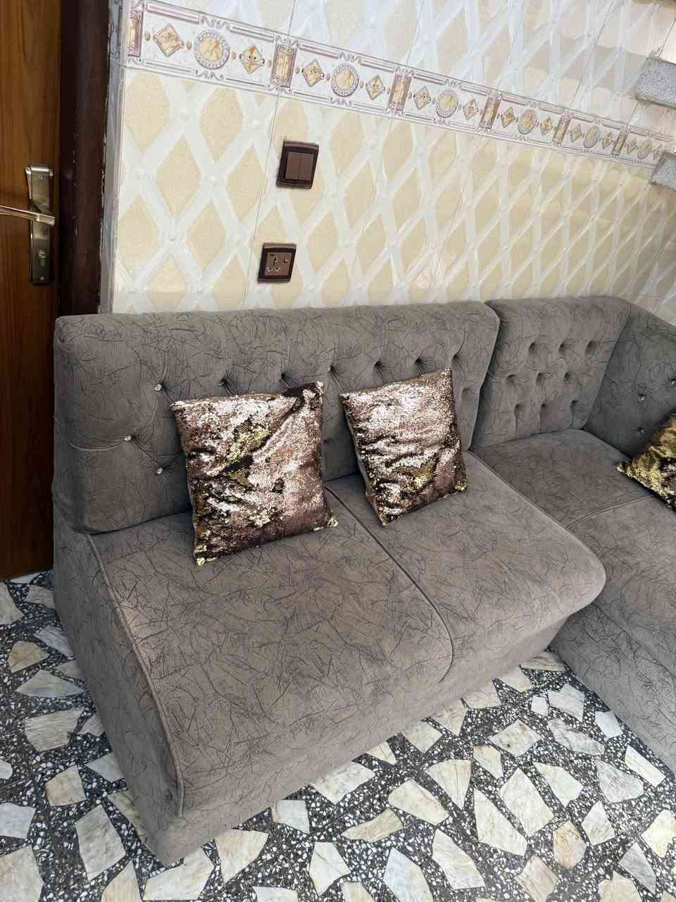 السلام عليكم 
للبيع ديوان صغير ٨ مقاعد مستخدم نظيف 
ويا طبلات 
كما موضح في الصور 
للاستفسار الاتصال على الرقم 
***********
