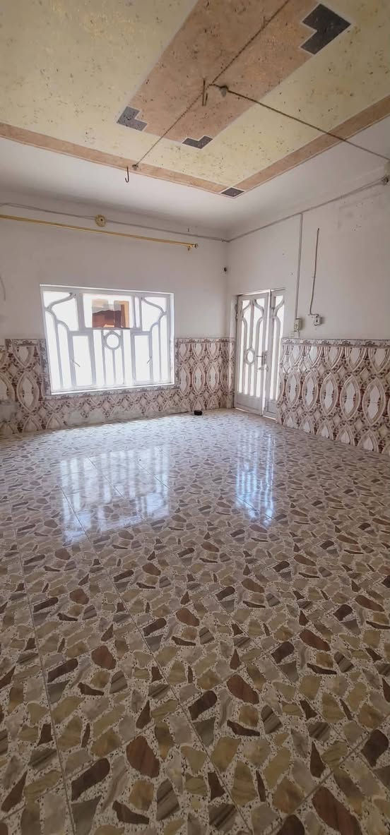 بيت للبيع في الطهمازيه يبعد عن الشارع العام ١٠٠م الفرع مقابل فرن صمون العافيه يم عمود٩٩ يحتوي على غرفتين وصاله ومطبخ وحمام وكلدور وصحيات عدد٢ ويحتوي على ٢كيزر وماطور مي للاستفسار الاتصال على الرقم ***********
