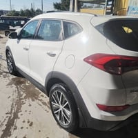 توسان موديل ٢٠١٧ خليجي سيارة نظيفه وجاهزه مكفوله ماعدا الجاملغ الخلف ا...