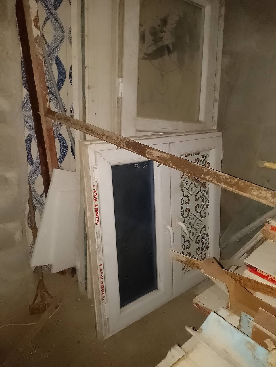 سندويج للبيع. مع باب خشب مع بيبان وشباج انمليوم. طول سندويج 3  متار ونص وكو 3امتار. تواصل مع صاحب رقم /***********
