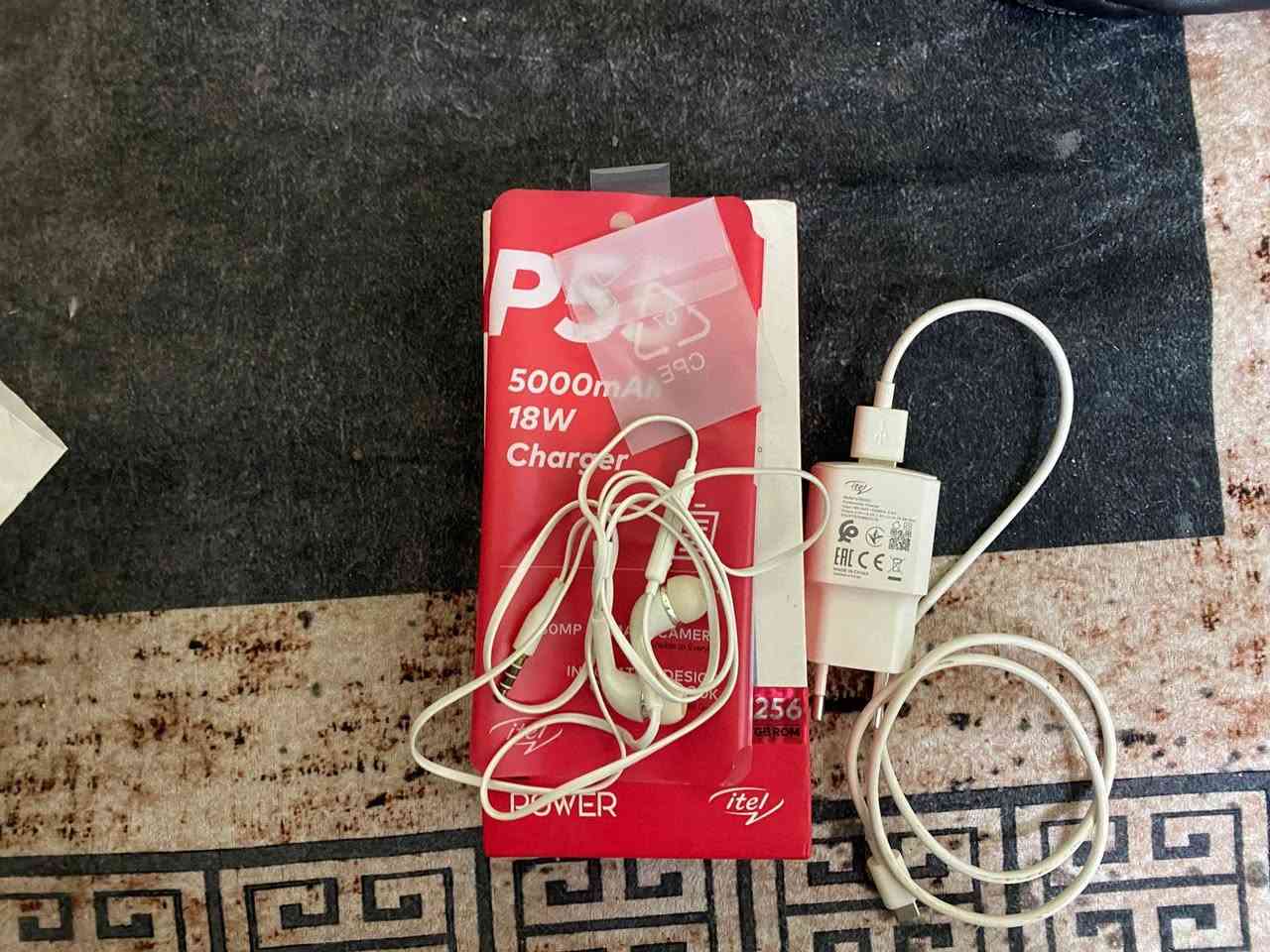 للبيع في البصره الطويسه تلفون جديد كامل ذاكرته 256 شاشه تخبل كامره واضحه جدا 50ميكابكسل السعر 130اخو الجديد ماناقصه شي ابدا كامل اشراي خلي يراسلني ***********
