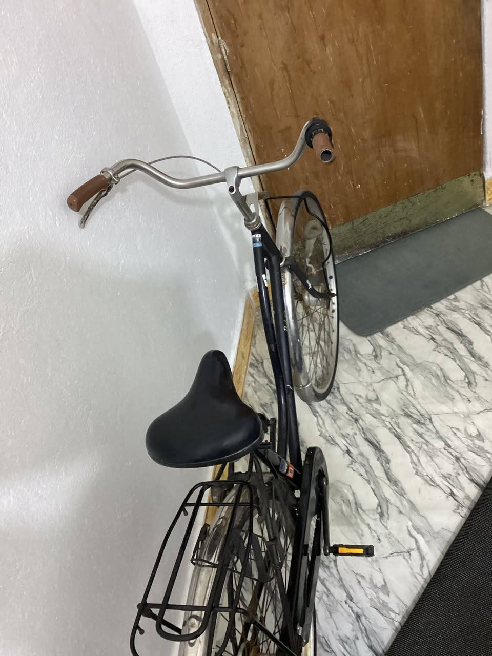 السلام عليكم بايسكل باله اصلي حجم 27 تايرات انضاف جوبات جدد البايسكل نضيف وسريع وبريكه حلو السعر 95وبي مجال مكاني بصره قبله ***********
