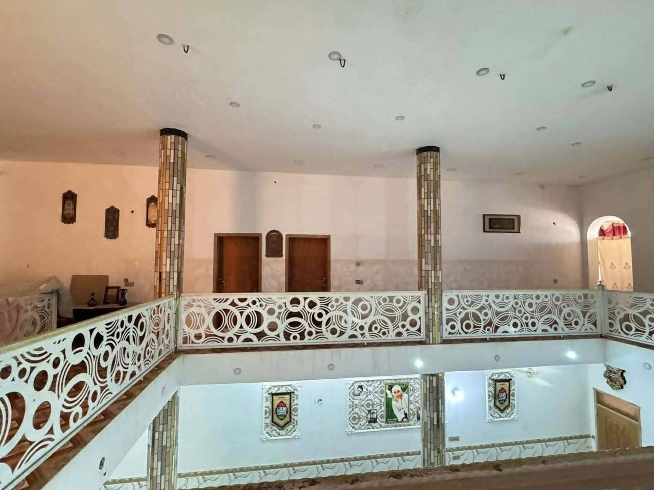 دار للبيع
الرقم ***********
المكان كوت الجديدة نزلة البتروميل
المساحة ١١٠٠ متر 
يتكون من طابقين الاول غرفتان اسويت كامل 
وصالة ومطبخ حار ومطبخ بارد الطابق الثاني يتكون من عرفة سويت كامل وغرفتان بدون صحيات وصالة وصحيات خارج البيت 
مع مشتمل 
يتكون من غرفتان وصالة ومطبخ وصحيات 
مع اسواق 
وحديقة كبيرة ٢٠٠ متر
