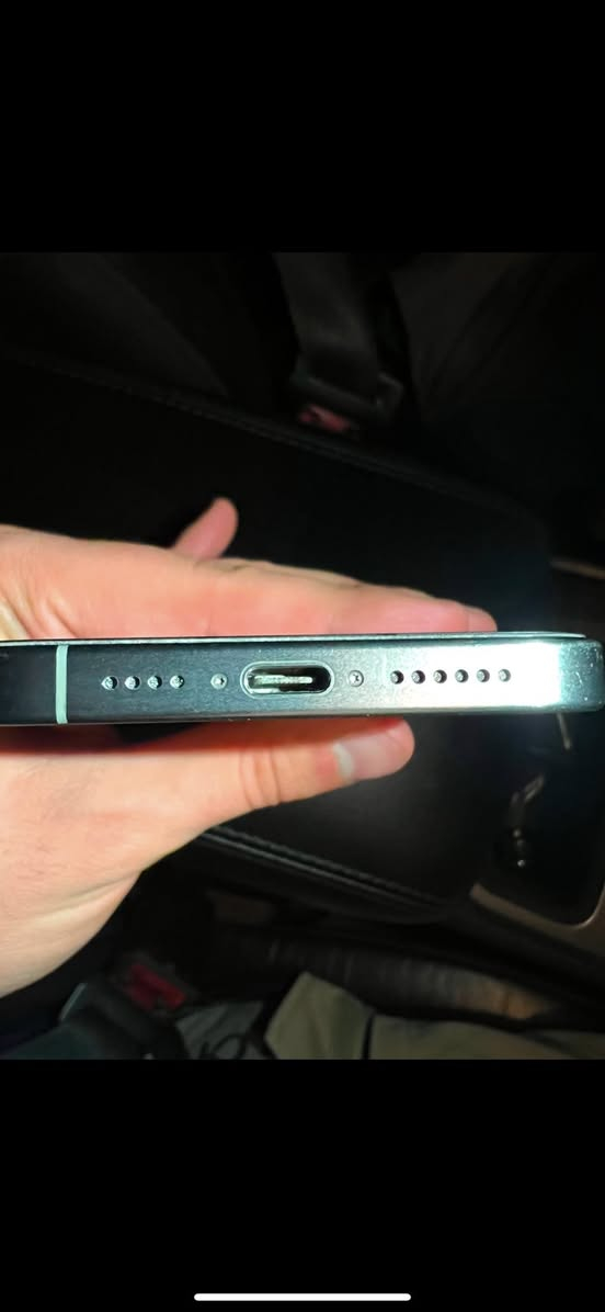 ايفون 15 pro max ذاكره 256GB بطاريه 95‎%‎ 
كارتونه والشاحنه موجوده وياه كفرين 
مامبدل بي شي ولا مفتوح وعلى فحص 
من ماستر 
نموذج M 
شرق اوسط
نضافته 97‎%‎ 
عدد دورات الشحن 263 
بطاريه نزلت من حدثت واستعمالي بي قليل 
سعره 1050 مليون و50 الف 
مكاني بغداد الامين الثانيه 
رقم موبايلي ***********
