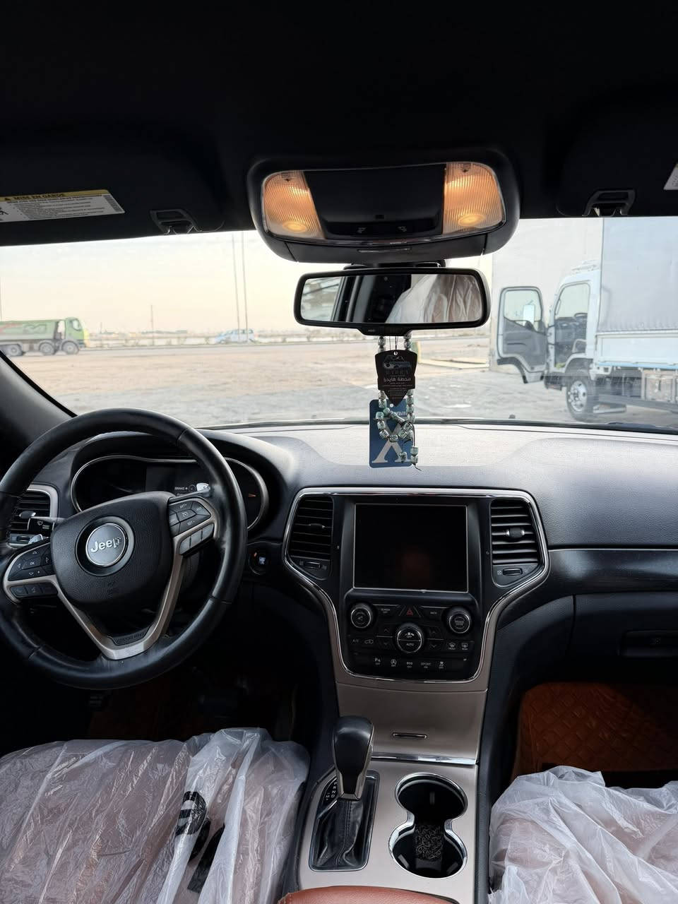 جيب شيروكي 2016.  مواصفات فول  كأمره خلفيه شاشه، كشن كهربائي ، كشن جلد ، حساسات خلفي، ويل٢٠، مكينه ٦ سلندر و بيهه ٣ قطع مبدله و سعرها ٢١٥ و  بيهه مجال رقمهه بغداد سنويه جديده العنوان ديالى بعقوبه الرقم ***********
