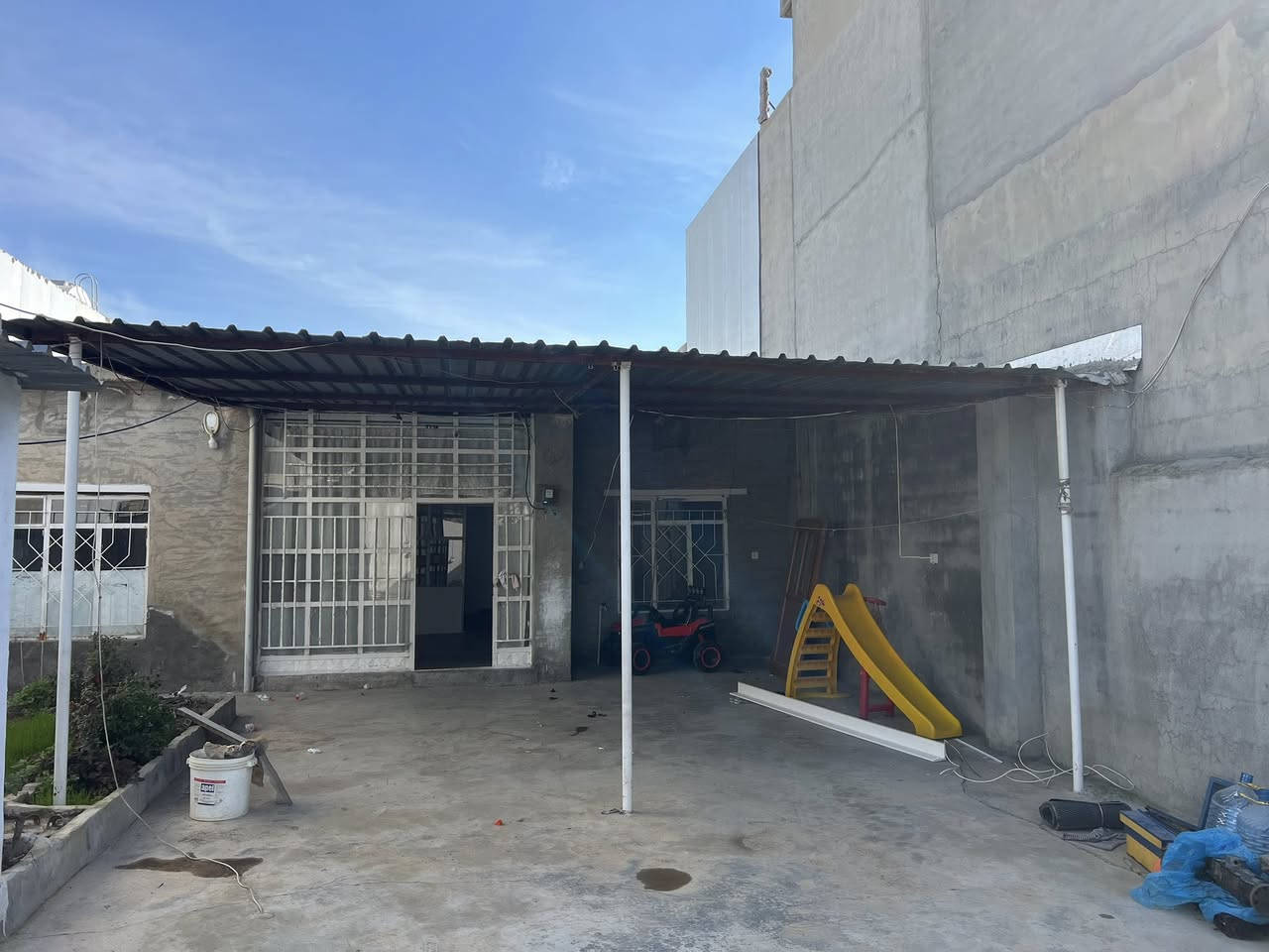 ئەو کەپرە بۆ فرۆشتن 7مەتر پان 5مەتر درێژ 
بۆ باخ بۆپێش خانوو دوکان بۆشوێنی مەڕوو ماڵات زۆر گونجاوە
***********
بۆنرخ پەیوەندی بکەن یان نامە بنێرن
ناو نیشان حاجیاوا
