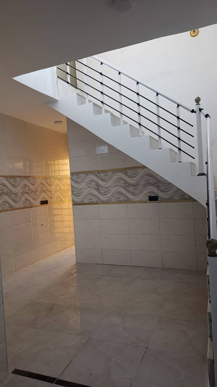 سلام عليكم 100متر للبيع بناء طابوك صب كونكريت يحتوي على غرفه او صاله وستقبال شارع المطار بشارع علكم بشارع حاتم الخير نهايت المقرنص  ***********
