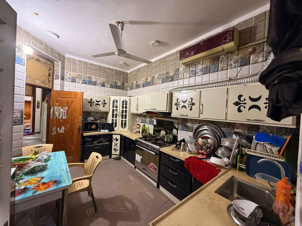 اللهم صل على محمد وال محمد 
بيت طابو زراعي صرف بالبكرلي شارع الطوارئ باسم ابو البيت 
قرب مستشفى الضامن وقرب مول واسواق الانوار 

//////////*****///////
مساحه 150 متر واجه 7.5 متر بناء حديث يحتوي على غرفتين واستقبال وكلدور ومطبخ كافة الخدمات وصحيات وحمامات خارجيه وداخليه حمامات شرقي وغربي والخريطه كلش حلووه  وكراج سياره 
السعر المطلوب ١٣٦  وبي مجال 

 موقع البيت كلش حلوو ومرتب ومنطقه هادئه جدا 
البناء طابوق وكونكريت 
مكتب الذهب الأبيض بادراة ابو ليث 
*********** اخوكم هيثم
