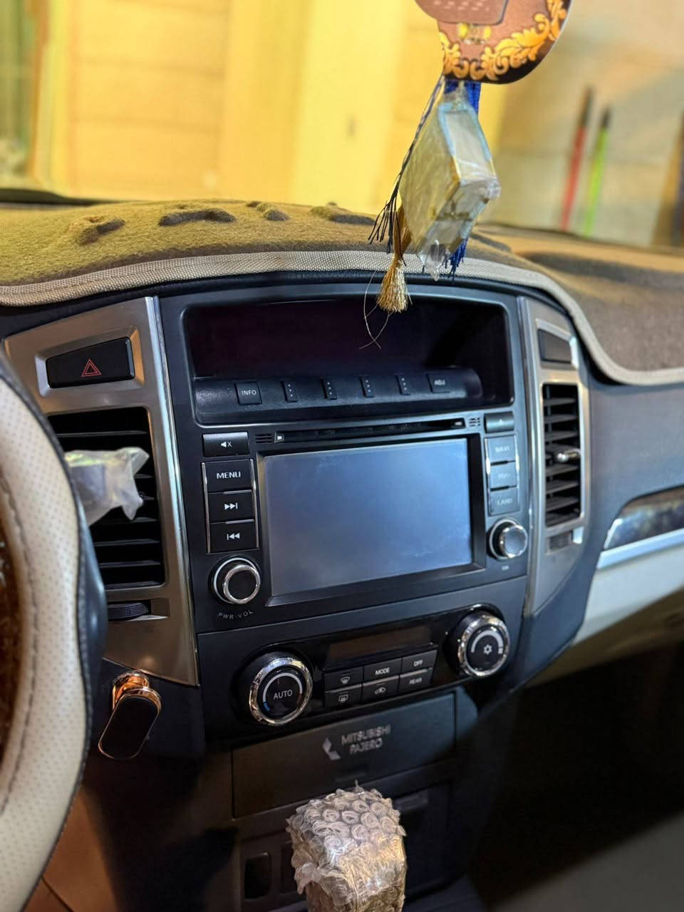 السلام عليكم للبيع باجيرو حبتور ٢٠١٥ ماشية ١٦ الف ونص قابل للزيادة مكفولة كفالة عامة رقم بغداد تحويل ثاني يوم للاستفسار الاتصال على الرقم***********
