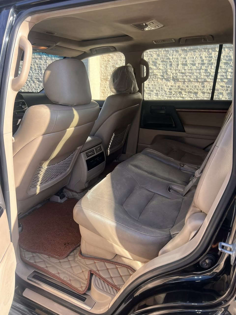 السلام عليكم ورحمة الله
سيارة تويوتا لاندكروزر 2013
اللون اسود 
‏Gx.r  v6
170,000km
فول مواصفات بريم
اخوان ما يحتاج اذكر مواصفاته لان معروفة فول مواصفات 
السيارة كافلة من الصبغ والتبديل والحادث 
السيارة كفالة عامة فقط بارد بالباب الخلفي عكس السايق 
ورصعة بالباب الصندوق 
رقم بغداد باسمي الشخصي 
سعرها 360 ورقة وبيها مجال ان شاءالله 
عنواني بغداد الشعلة 
للاستفسار اكثر
***********
***********
