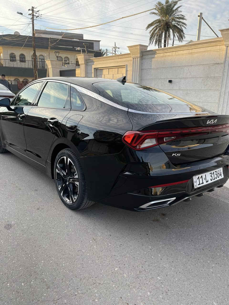 السلام عليكم 
كيا كي فايف 
موديل ٢٢ 
جيتي لاين فول 
بنورما 
تشغيل عند بعد 
كشنات جلد 
داخل لد لمس 
بجم بقلاوة 
بك لايت متصل لد 
اتو هولد 
رادار امامي 
رادار خلفي 
نقطة عمياء 
تبريد بيانو
شاشة كار بلي 
دركةD
كشنات مختم جيتي لاين 
بصمة 
جنطة بصمة 
رقم بغداد بسمي 
حادثهاا بنيد مصبوغ 
وبيهاا بارد 
بدون دواخل وبدون ايرباك السيارة 
ماشية 35 الف 
مكينة وكير مكفولة 
حدادية جديدة
تبريد تدفئة جديد 
تايرات جدد 
سنوية جديدة 
رقم دولي 
ترهم مراوس 
مكاني بغداد حي الجامعة 
***********
