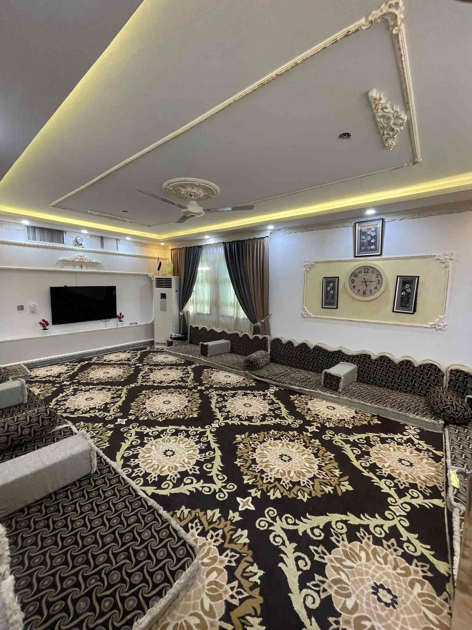 السلام عليكم 

دار للبيع منطقه دوميز الظباط  الطابو بسم شخص واحد مساحه الدار 400 متر. + فضله 150 متر مع الدار 
الطابق الارضي

الطابق الارضي 
2غرف نوم4في4

غرفه خطار 7 في 4
غرفه خطار 4 في 4 ونص
مطبخ 4 في 4

الطابق العلوي

غرفه نوم 5 في 4
صحيات 
مخزن 
سعر الدار 315
***********
