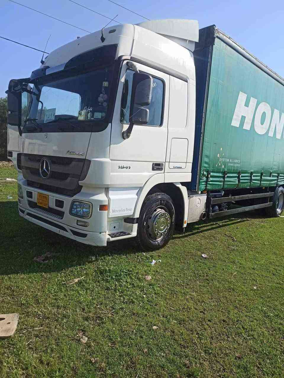 سلام عليكم سيارة للبيع موديل 2011 فول مواصفات ماعدة كامرة و حساس خمس طكات ثلاجة تبريد تتفية دبل منامية تخم تاير ورة و كدام جديد مكفولة كفالة عامة مكلف بنشر ***********
