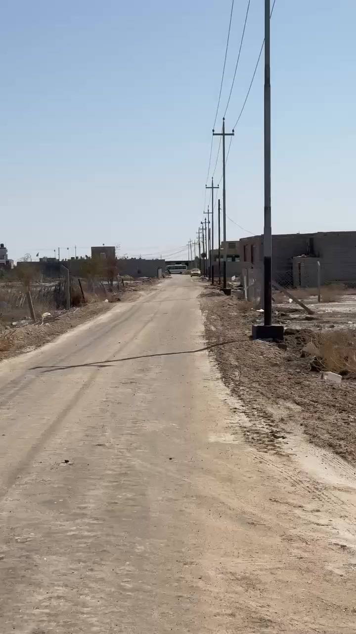 قطعه بحي الجوادين النزله الثانيه مساحة 200 متر واجهه 10 نزال 20 ثاني قطعه بصف الركن ينزل عليها شارع يربط بين النزله الاولى والثانيه والثالثه وجميع الخدمات بيها متوفره سعر 15 *********** وتساب
