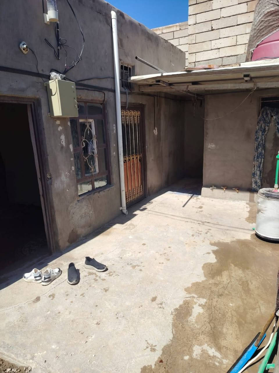 بيت لبيع مساحته 100 متر  السعر 13 مليون وبي مجال قليل مكانه كوفه شارع المعمل شارع السبيس لبيع او مراوس رقمي ***********
