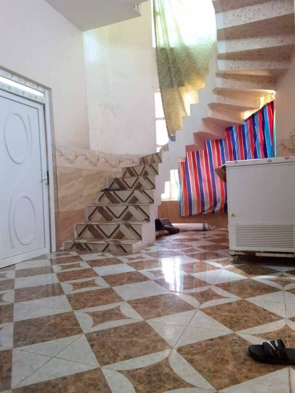بيت للبيع سند طابو
بداية حي البتول نهاية حي الوحدة خلف المدرسة الصينية الجديدة منطقة هادئة جداً 

المساحة واقع الحال 110م والسند 100م

واجهة البيت عشرة في عشرة مربع

الطابق الأول استقبال+غرفة نوم +هول ودرايج دوار +مطبخ +مشتمل +ترك

+الارضية سيراميك +جدران +أبواب ابلاستك/ بدون سقوف ثانويه الطابقين

الطابق الثاني غرفتين نوم +هول +مطبخ +مشتمل +كذلك درايج دوار

/ينقص الطابق الثاني سيراميك للمطبخ والمشتملات والدرايج 

السعر 115مليون وبيه مجال 

التواصل مع مكتب الؤلؤة قرب القيس ماركت 

او التواصل معي على هذا الرقم ***********
