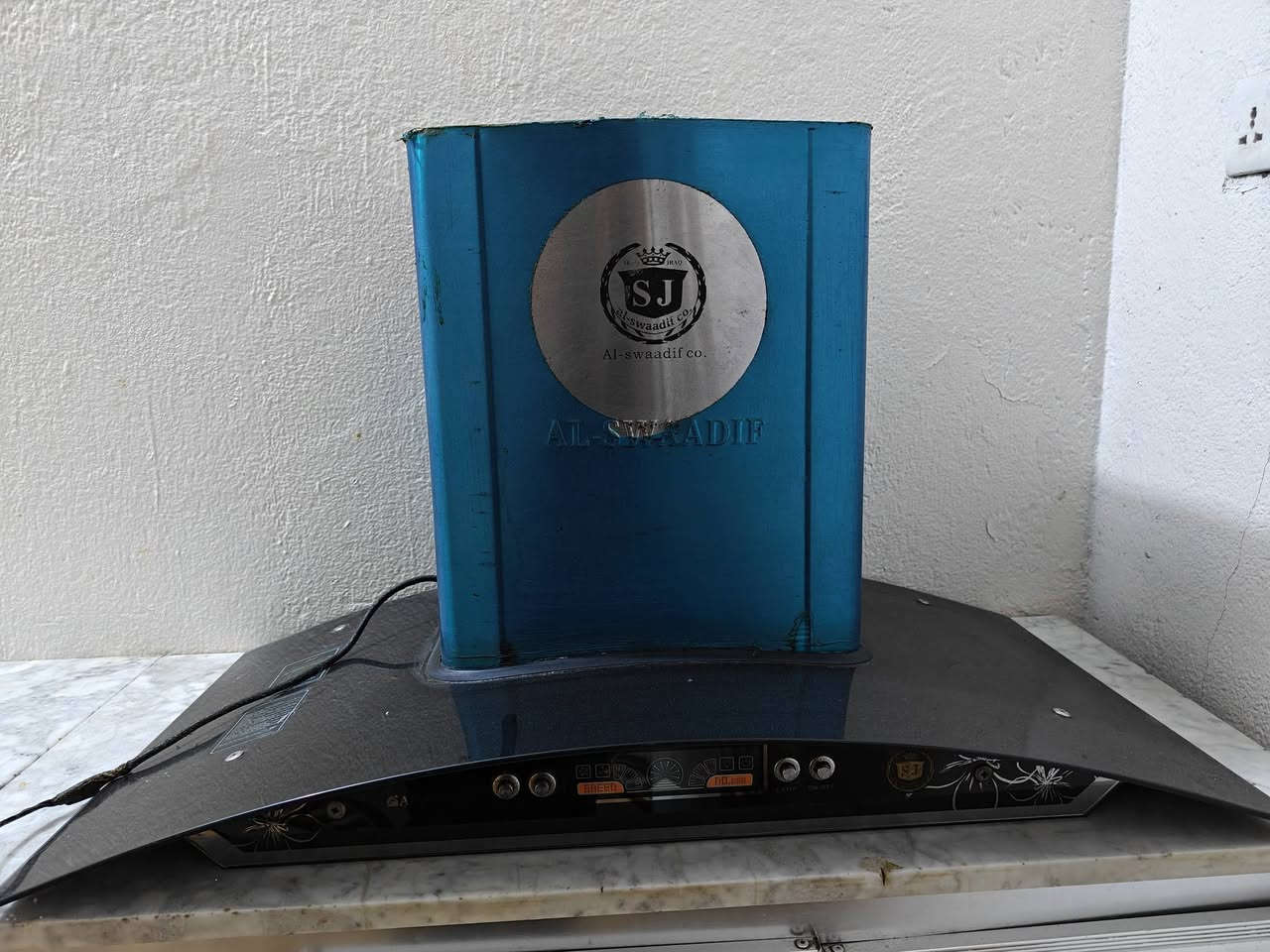 غراض مطبخ للبيع
1- ( كاونتر المنيوم + سنك ) فقط جرارات الكاونتر خربانه الباقي شغال و نظيف ( 200 الف مع السنك )
2- (طباخ) مثل ما واضح بالصورة تحتاج تنظيف فقط + رجليها مكسورة ( شغالة طبيعي - 100 الف )
3-( شافطة ) شغالة و نظيفة (80 الف ) 
4- (باب بدون جرجوبة) قياس 190 ب 80 ( 30 الف ) 

مكان بصرة حي الاصدقاء خلف مدارس الفضل الاهلية 
واتسابي - ***********
