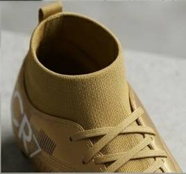 حذاء كرة قدم Premium CR7 Collection (للبيع)
​حذاء رياضي احترافي بتصميم عصري وأنيق باللون الذهبي المميز، مستوحى من سلسلة الدون رونالدو.
​المواصفات الأساسية:
​النوع: حذاء كرة قدم (بوت) برقبة عالية (جورب مدمج) لثبات وتوازن أفضل.
​اللون: ذهبي بالكامل مع شعار مميز على المقدمة.
​الحالة: جديد / بحالة ممتازة (حسب حالة حذائك الفصيلية).
​المميزات: خفيف الوزن، مرن،