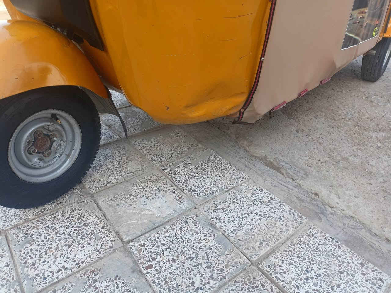 تكتك موديل 21لبيع نضافه فول مكينه مفوله رقم انكليزي  
اي نقص مابيها كامله تكتك   مكان ديالى بعقوبه 
السعر 7مليون وبيها مجال بسيط 
اتصل ع رقم ***********
