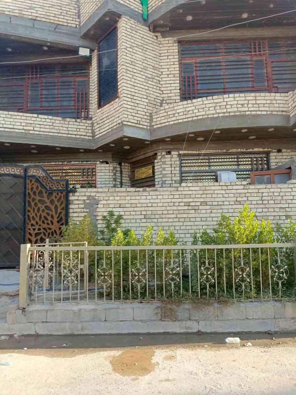 🏡 بيت راقي للبيع في بغداد / المحمودية – حي الشهداء 🏡
✨ فرصة حلوة لعائلة تدور بيت واسع ومرتب، موقع هادئ ونظيف، تصميم عصري ومريح!

🔹 المساحة: 137.5 متر بالسند
🔹 الواجهة: 10 متر
🔹 يتكون من طابقين + سطح

🔸 الطابق الأول:
– صالون استقبال (صالح الخطّار) أنيق ومرتب
– هول داخلي واسع بيه محور درج ومكان تلفزيون
– مطبخ نظيف
– غرفة نوم
– حمامين (واحد داخلي وواحد خارجي)

🔸 الطابق الثاني:
– 3 غرف نوم
– محور (هول علوي صغير)
– حمّام

🔸 السطح:
– بيتونة + 3 خزانات مي + مطر ساعد ونازل
– كهرباء 3 فيز

💰 السعر: 140,000,000 مليون دينار عراقي (قابل للتفاوض)
📞 للتواصل ,(***********)]
