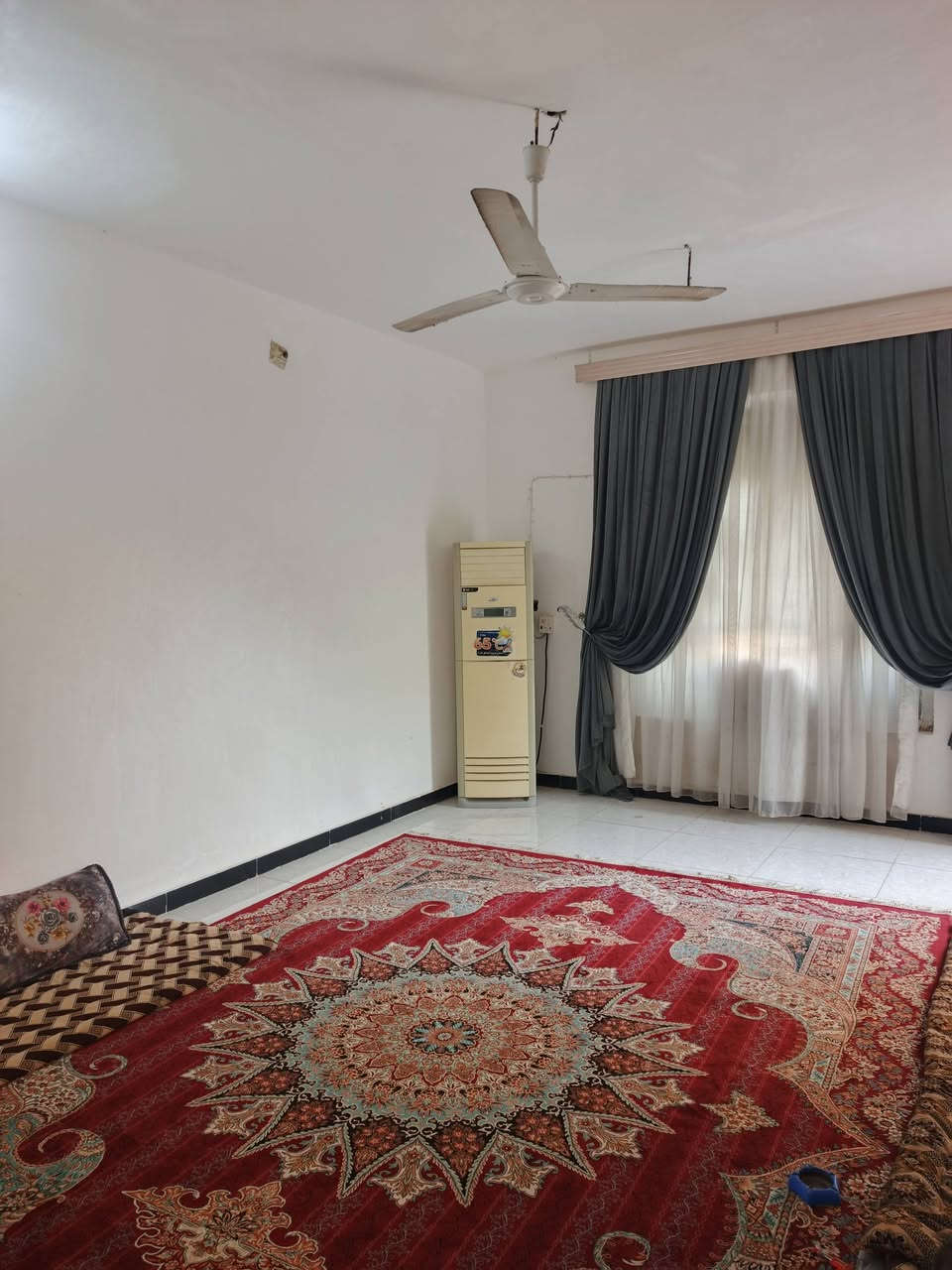 يا الله السلام عليكم اخوان دار طابو ملك صرف باسمي على شارع 80 خلف مجمع السلام السكني يحتوي على ثلاث غرف نوم وصاله واستقبال ومطبخ مجمع صحيات داخليه وخارجيه المساحه بلسند 180 واقع حال 250وبي بعد فضله كدام البيت بل150 
للستفسار ***********
